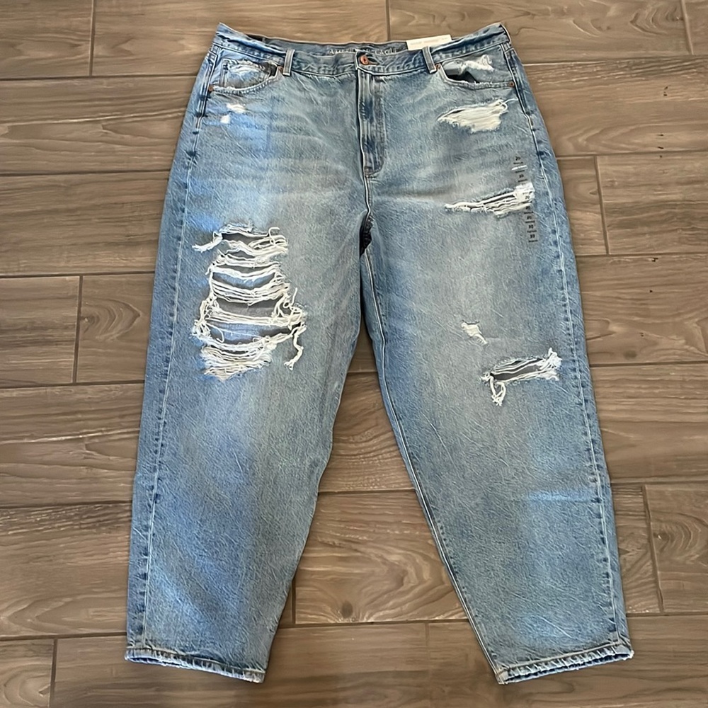 DISTRESSED LIGHT WASH MOM JEANS